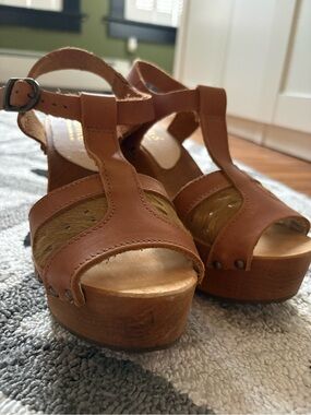 Sanita Women's Brown Leather T-Strap Wood Platform Sandals